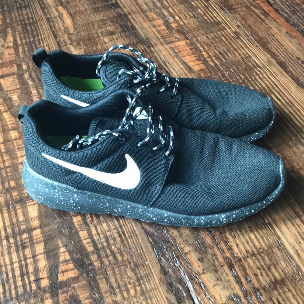 Nike black roshe size 10